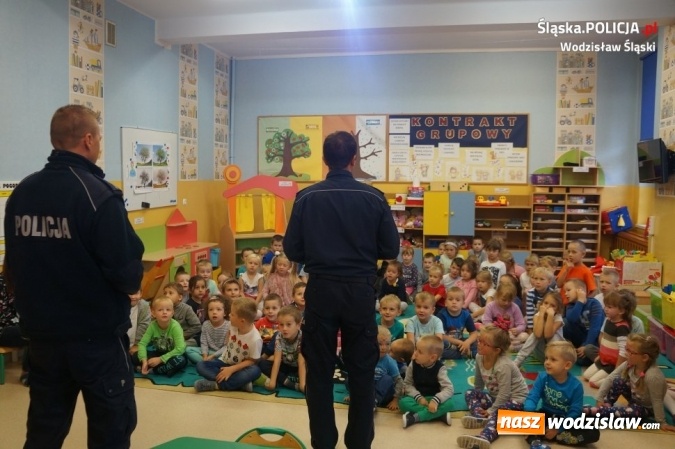 Zdjęcie w galerii na portalu naszwodzislaw.com: Policjanci ze Sznupkiem edukują dzieci wiadomości z regionu