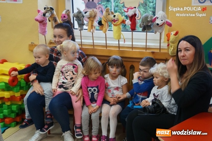 Zdjęcie w galerii na portalu naszwodzislaw.com: Policjanci ze Sznupkiem edukują dzieci wiadomości z regionu