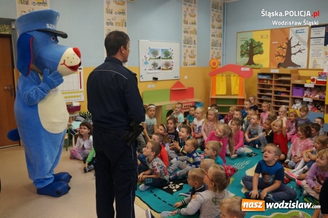 Zdjęcie w galerii na portalu naszwodzislaw.com: Policjanci ze Sznupkiem edukują dzieci wiadomości z regionu