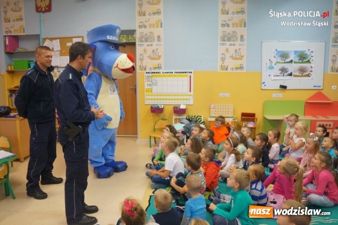 Zdjęcie w galerii na portalu naszwodzislaw.com: Policjanci ze Sznupkiem edukują dzieci wiadomości z regionu
