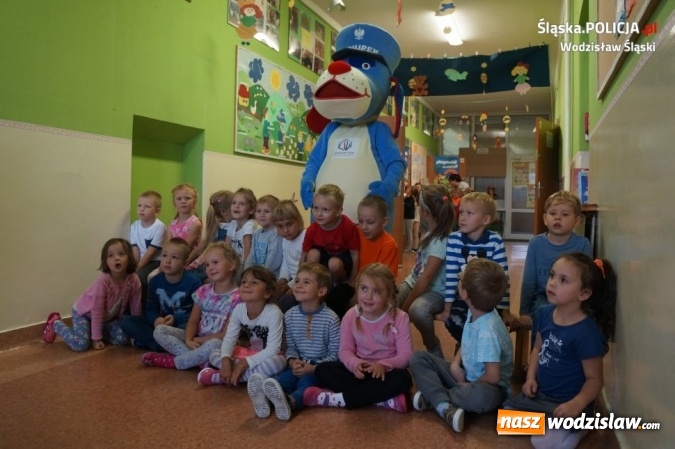 Zdjęcie w galerii na portalu naszwodzislaw.com: Policjanci ze Sznupkiem edukują dzieci wiadomości z regionu