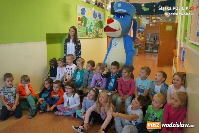 Zdjęcie w galerii na portalu naszwodzislaw.com: Policjanci ze Sznupkiem edukują dzieci wiadomości z regionu