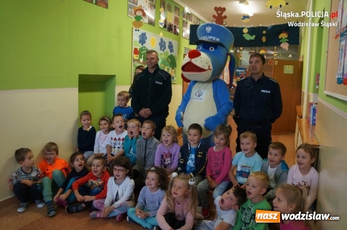 Zdjęcie w galerii na portalu naszwodzislaw.com: Policjanci ze Sznupkiem edukują dzieci wiadomości z regionu