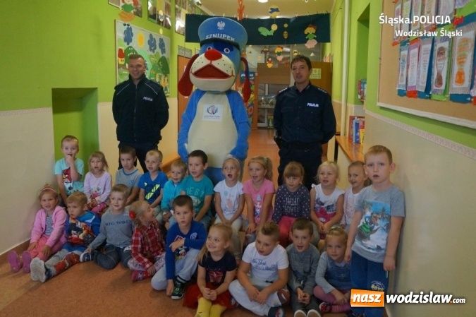 Zdjęcie w galerii na portalu naszwodzislaw.com: Policjanci ze Sznupkiem edukują dzieci wiadomości z regionu