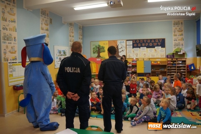 Zdjęcie w galerii na portalu naszwodzislaw.com: Policjanci ze Sznupkiem edukują dzieci wiadomości z regionu