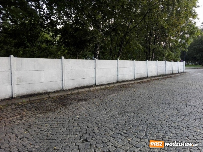 Zdjęcie w galerii na portalu naszwodzislaw.com: Rydułtowy: Graficiarze odmienią płot wiadomości z regionu