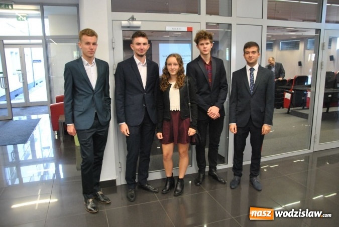 Zdjęcie w galerii na portalu naszwodzislaw.com: Kurator Oświaty spotkał się z olimpijczykami. Wśród nich byli uczniowie z naszych szkół  wiadomości z regionu