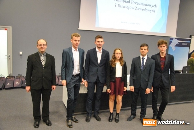 Zdjęcie w galerii na portalu naszwodzislaw.com: Kurator Oświaty spotkał się z olimpijczykami. Wśród nich byli uczniowie z naszych szkół  wiadomości z regionu