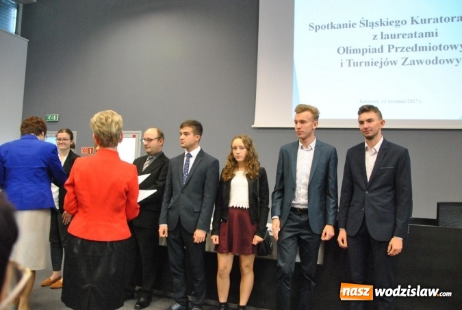 Zdjęcie w galerii na portalu naszwodzislaw.com: Kurator Oświaty spotkał się z olimpijczykami. Wśród nich byli uczniowie z naszych szkół  wiadomości z regionu