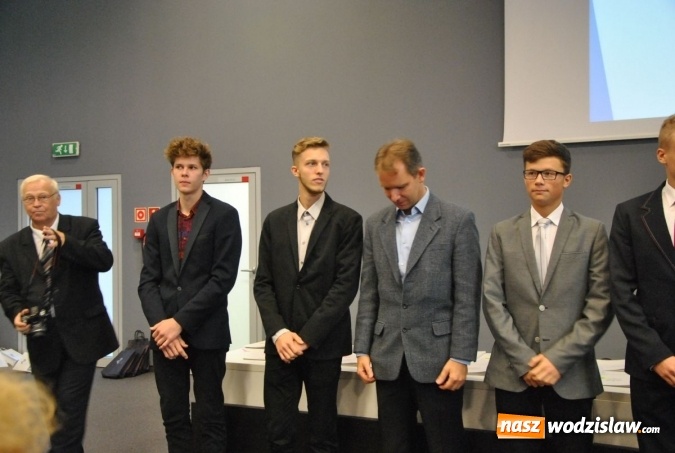 Zdjęcie w galerii na portalu naszwodzislaw.com: Kurator Oświaty spotkał się z olimpijczykami. Wśród nich byli uczniowie z naszych szkół  wiadomości z regionu