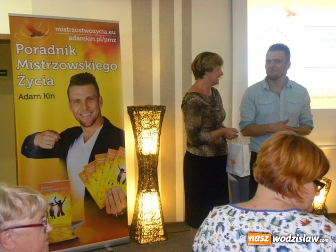 Zdjęcie w galerii na portalu naszwodzislaw.com: Poradnik Mistrzowskiego Życia. Adam Kin gościł w wodzisławskiej Bibliotece  wiadomości z regionu