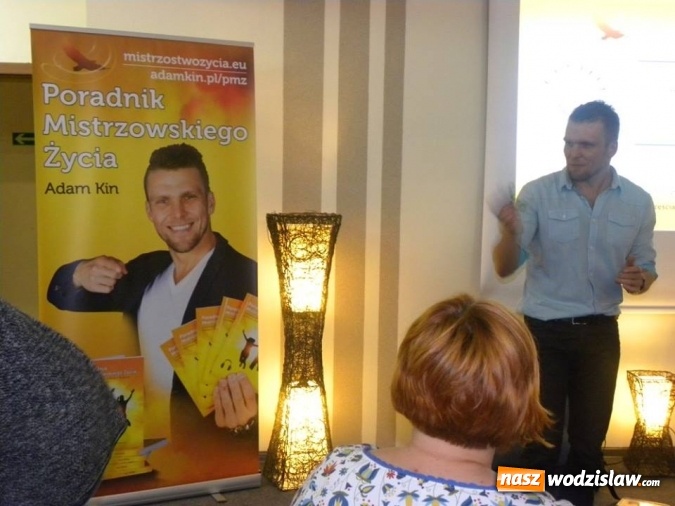 Zdjęcie w galerii na portalu naszwodzislaw.com: Poradnik Mistrzowskiego Życia. Adam Kin gościł w wodzisławskiej Bibliotece  wiadomości z regionu