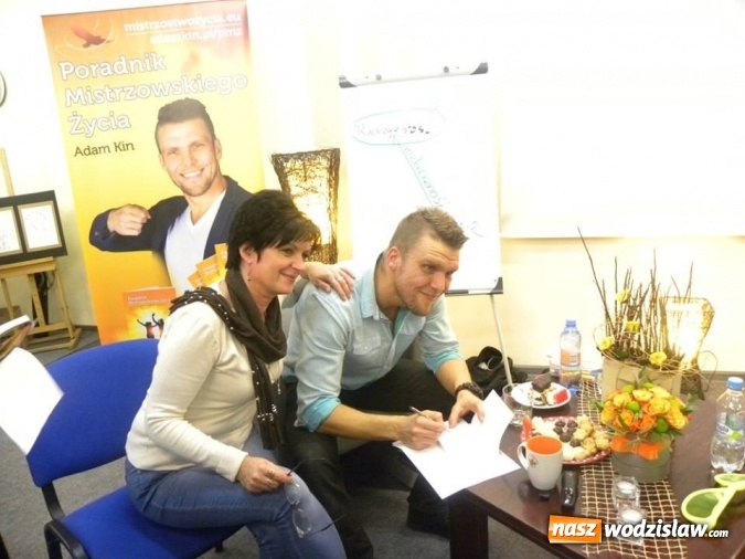 Zdjęcie w galerii na portalu naszwodzislaw.com: Poradnik Mistrzowskiego Życia. Adam Kin gościł w wodzisławskiej Bibliotece  wiadomości z regionu