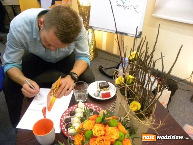 Zdjęcie w galerii na portalu naszwodzislaw.com: Poradnik Mistrzowskiego Życia. Adam Kin gościł w wodzisławskiej Bibliotece  wiadomości z regionu