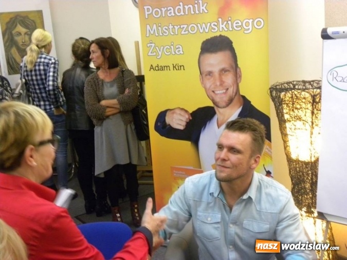 Zdjęcie w galerii na portalu naszwodzislaw.com: Poradnik Mistrzowskiego Życia. Adam Kin gościł w wodzisławskiej Bibliotece  wiadomości z regionu