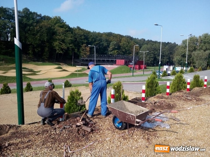 Zdjęcie w galerii na portalu naszwodzislaw.com: Słupki blokujące na parkingu. Auto już się nie stoczy ze skarpy  wiadomości z regionu