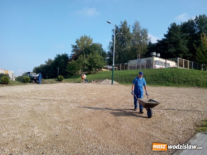 Zdjęcie w galerii na portalu naszwodzislaw.com: Słupki blokujące na parkingu. Auto już się nie stoczy ze skarpy  wiadomości z regionu