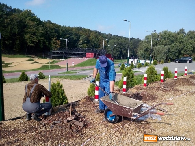 Zdjęcie w galerii na portalu naszwodzislaw.com: Słupki blokujące na parkingu. Auto już się nie stoczy ze skarpy  wiadomości z regionu