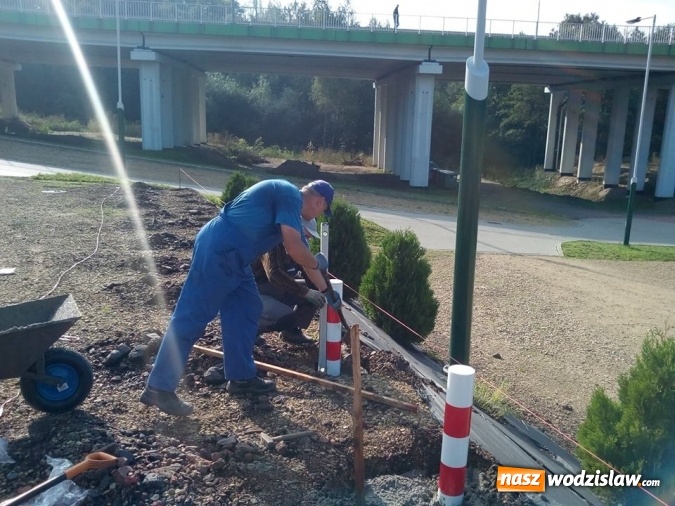 Zdjęcie w galerii na portalu naszwodzislaw.com: Słupki blokujące na parkingu. Auto już się nie stoczy ze skarpy  wiadomości z regionu