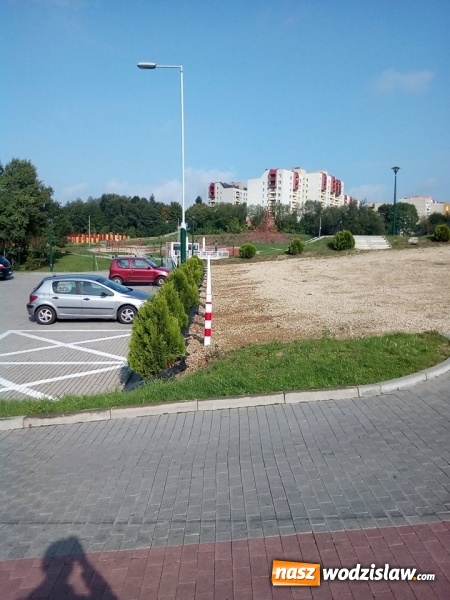 Zdjęcie w galerii na portalu naszwodzislaw.com: Słupki blokujące na parkingu. Auto już się nie stoczy ze skarpy  wiadomości z regionu