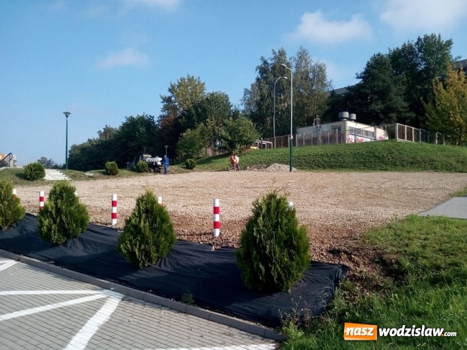 Zdjęcie w galerii na portalu naszwodzislaw.com: Słupki blokujące na parkingu. Auto już się nie stoczy ze skarpy  wiadomości z regionu