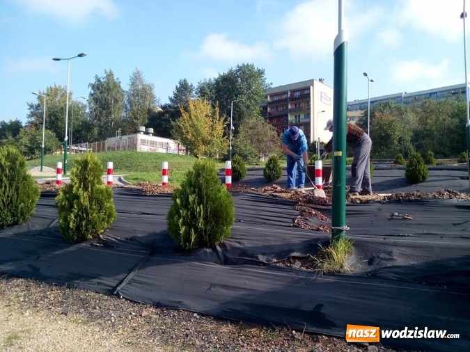 Zdjęcie w galerii na portalu naszwodzislaw.com: Słupki blokujące na parkingu. Auto już się nie stoczy ze skarpy  wiadomości z regionu