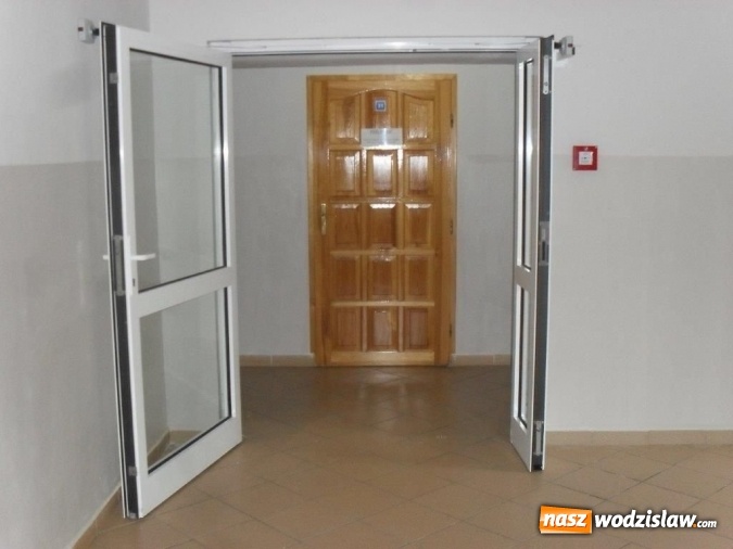 Zdjęcie w galerii na portalu naszwodzislaw.com: W ZPSWR jeszcze ładniej i bezpieczniej. Jakie zmiany przeszedł budynek szkoły? Sprawdź  wiadomości z regionu