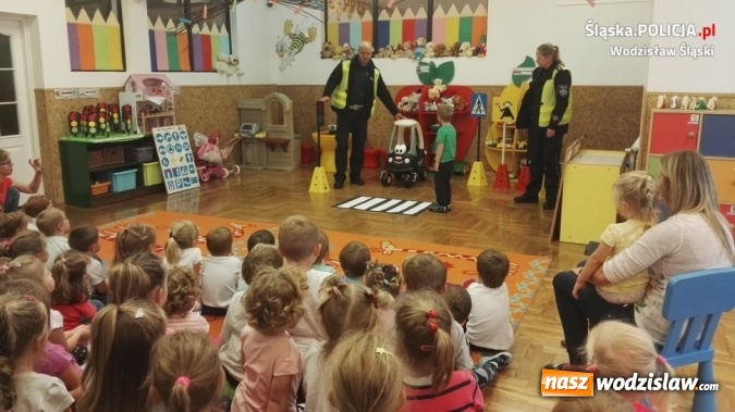 Zdjęcie w galerii na portalu naszwodzislaw.com: Policjanci o bezpieczeństwie z przedszkolakami ze Skrzyszowa  wiadomości z regionu