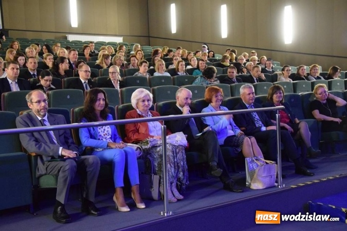 Zdjęcie w galerii na portalu naszwodzislaw.com: Nauczyciele dyplomowani odebrali tytuły w Rydułtowach wiadomości z regionu