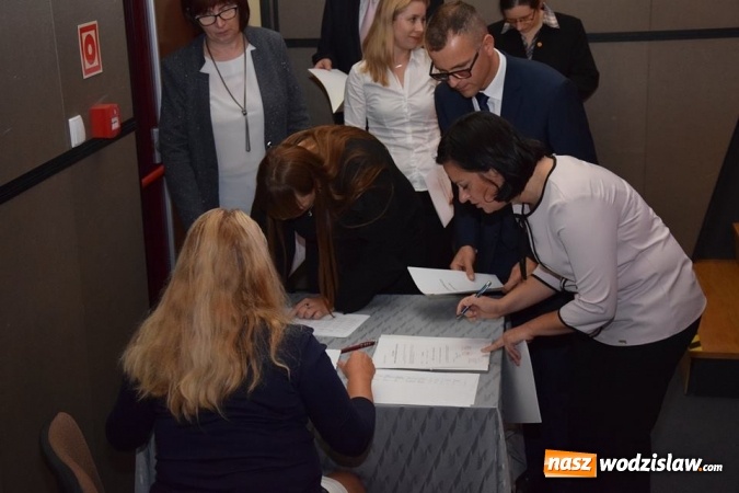 Zdjęcie w galerii na portalu naszwodzislaw.com: Nauczyciele dyplomowani odebrali tytuły w Rydułtowach wiadomości z regionu