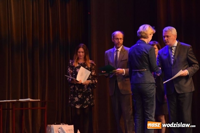 Zdjęcie w galerii na portalu naszwodzislaw.com: Nauczyciele dyplomowani odebrali tytuły w Rydułtowach wiadomości z regionu