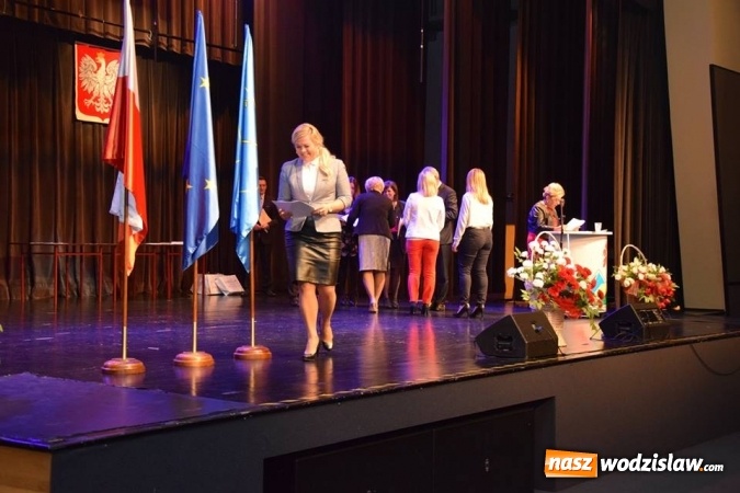 Zdjęcie w galerii na portalu naszwodzislaw.com: Nauczyciele dyplomowani odebrali tytuły w Rydułtowach wiadomości z regionu