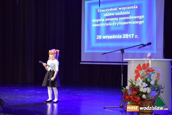 Zdjęcie w galerii na portalu naszwodzislaw.com: Nauczyciele dyplomowani odebrali tytuły w Rydułtowach wiadomości z regionu