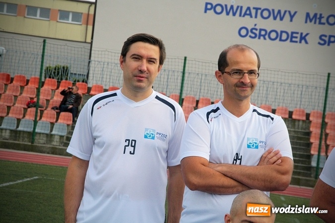 Zdjęcie w galerii na portalu naszwodzislaw.com: Lekarze kontra samorządowcy. Zagrali charytatywnie na rzecz rydułtowskiej pediatrii. Będzie rewanż  wiadomości z regionu