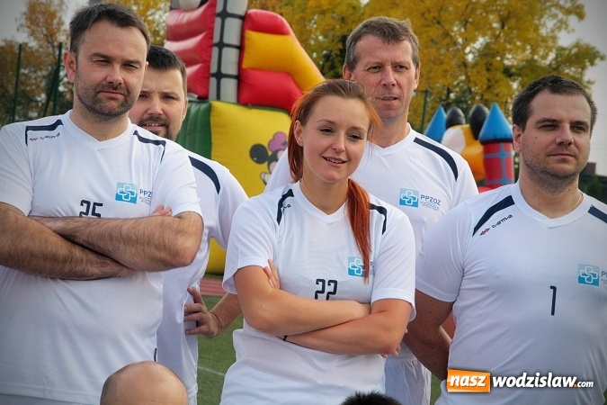 Zdjęcie w galerii na portalu naszwodzislaw.com: Lekarze kontra samorządowcy. Zagrali charytatywnie na rzecz rydułtowskiej pediatrii. Będzie rewanż  wiadomości z regionu