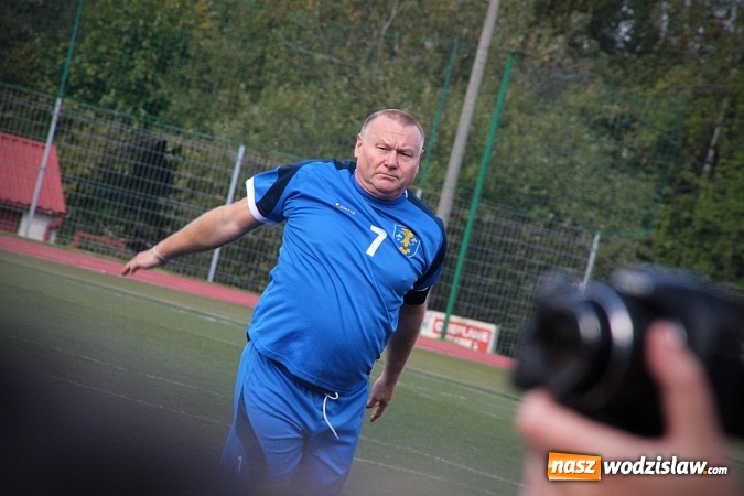 Zdjęcie w galerii na portalu naszwodzislaw.com: Lekarze kontra samorządowcy. Zagrali charytatywnie na rzecz rydułtowskiej pediatrii. Będzie rewanż  wiadomości z regionu