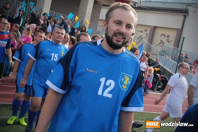 Zdjęcie w galerii na portalu naszwodzislaw.com: Lekarze kontra samorządowcy. Zagrali charytatywnie na rzecz rydułtowskiej pediatrii. Będzie rewanż  wiadomości z regionu