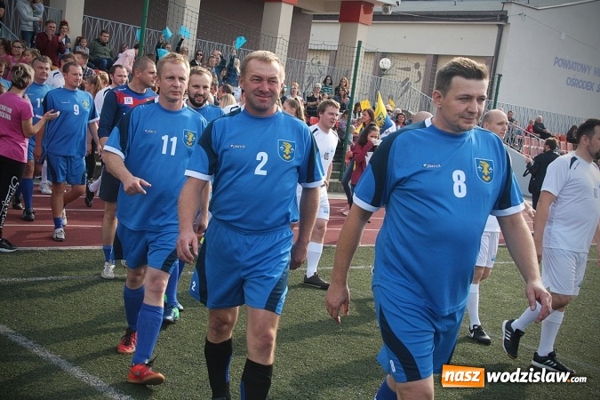 Zdjęcie w galerii na portalu naszwodzislaw.com: Lekarze kontra samorządowcy. Zagrali charytatywnie na rzecz rydułtowskiej pediatrii. Będzie rewanż  wiadomości z regionu