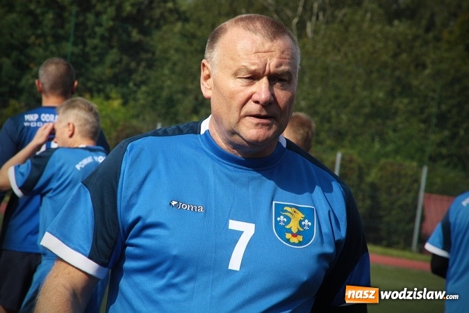 Zdjęcie w galerii na portalu naszwodzislaw.com: Lekarze kontra samorządowcy. Zagrali charytatywnie na rzecz rydułtowskiej pediatrii. Będzie rewanż  wiadomości z regionu