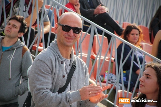 Zdjęcie w galerii na portalu naszwodzislaw.com: Lekarze kontra samorządowcy. Zagrali charytatywnie na rzecz rydułtowskiej pediatrii. Będzie rewanż  wiadomości z regionu