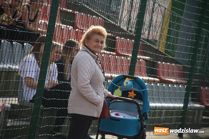 Zdjęcie w galerii na portalu naszwodzislaw.com: Lekarze kontra samorządowcy. Zagrali charytatywnie na rzecz rydułtowskiej pediatrii. Będzie rewanż  wiadomości z regionu