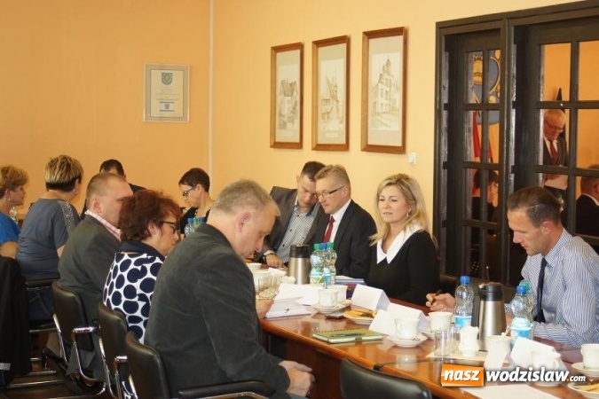 Zdjęcie w galerii na portalu naszwodzislaw.com: Po wrześniowej sesji Rady Gminy Mszana - Klaudia Mitko z Nagrodą Wójta  wiadomości z regionu