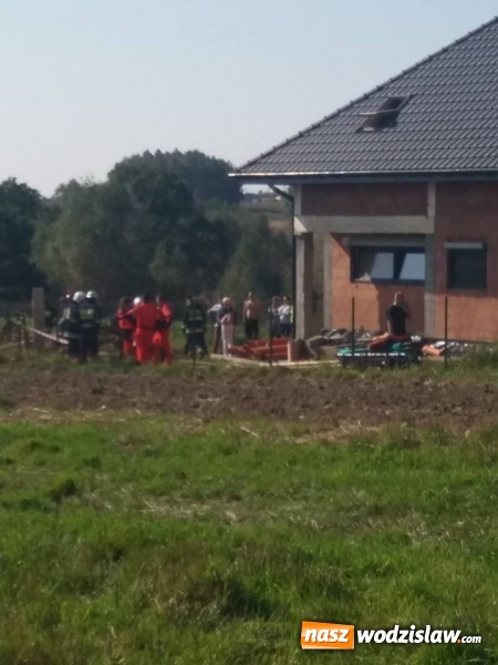 Zdjęcie w galerii na portalu naszwodzislaw.com: Wypadek na budowie. Mężczyzna został przysypany ziemią. Lądował śmigłowiec LPR  wiadomości z regionu