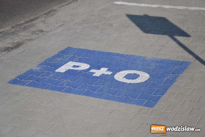 Zdjęcie w galerii na portalu naszwodzislaw.com: Zatrzymaj się, daj całusa i odjedź. Specjalna strefa powstała przy Sportowej Szkole Podstawowej w Radlinie  wiadomości z regionu