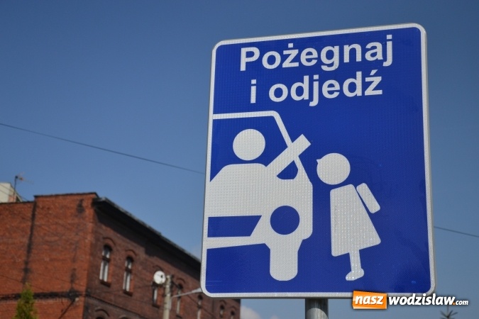 Zdjęcie w galerii na portalu naszwodzislaw.com: Zatrzymaj się, daj całusa i odjedź. Specjalna strefa powstała przy Sportowej Szkole Podstawowej w Radlinie  wiadomości z regionu