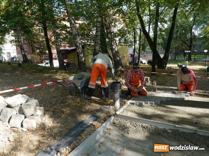 Zdjęcie w galerii na portalu naszwodzislaw.com: Pracownicy SKM odtwarzają ścieżkę nad schronem wiadomości z regionu