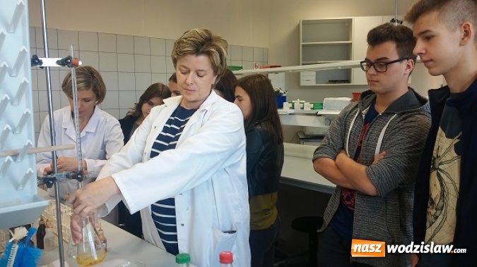 Zdjęcie w galerii na portalu naszwodzislaw.com: Poszerzali swoje zainteresowania z chemii i biologii. Uczniowie I LO w Sosnowcu wiadomości z regionu