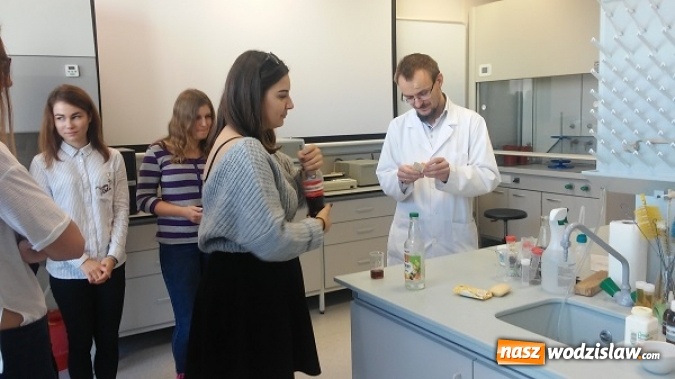 Zdjęcie w galerii na portalu naszwodzislaw.com: Poszerzali swoje zainteresowania z chemii i biologii. Uczniowie I LO w Sosnowcu wiadomości z regionu