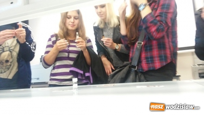 Zdjęcie w galerii na portalu naszwodzislaw.com: Poszerzali swoje zainteresowania z chemii i biologii. Uczniowie I LO w Sosnowcu wiadomości z regionu