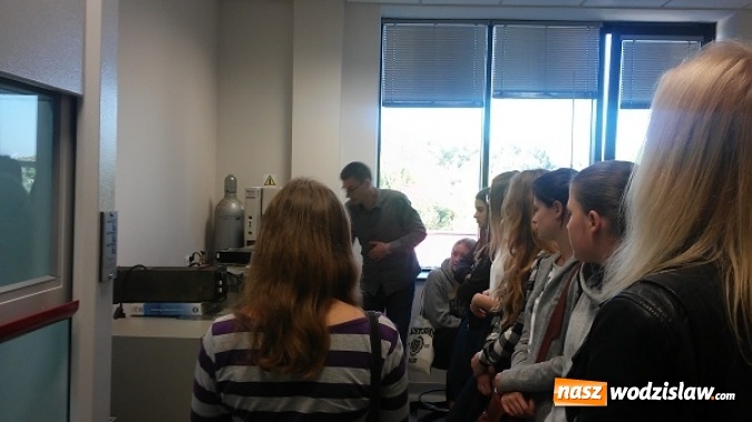 Zdjęcie w galerii na portalu naszwodzislaw.com: Poszerzali swoje zainteresowania z chemii i biologii. Uczniowie I LO w Sosnowcu wiadomości z regionu